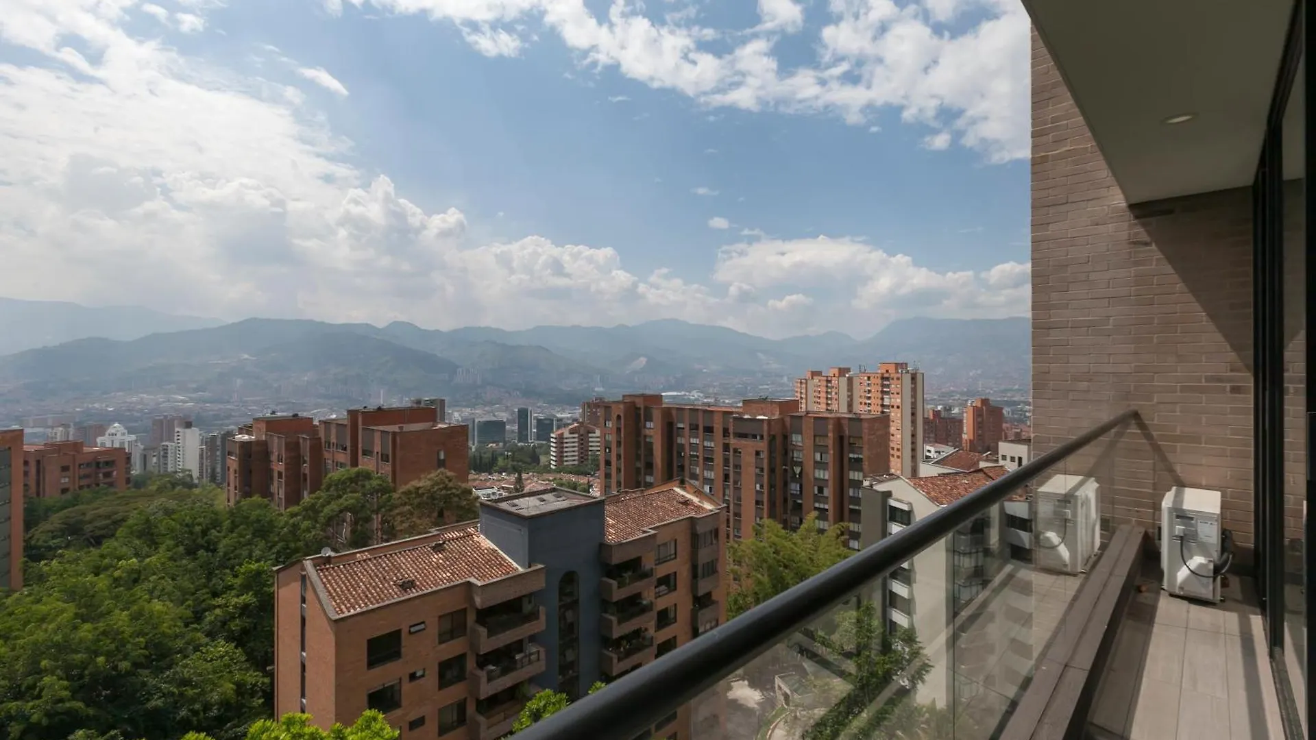 Moderna Y Comoda Suite Gym Y Pool El Poblado 1002 Medellin