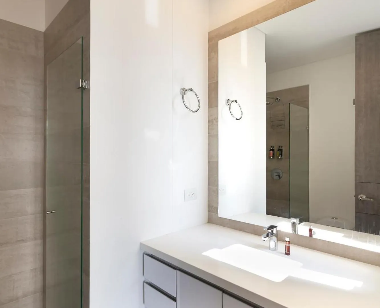 Moderna Y Comoda Suite Gym Y Pool El Poblado 1002 Medellin Apartment