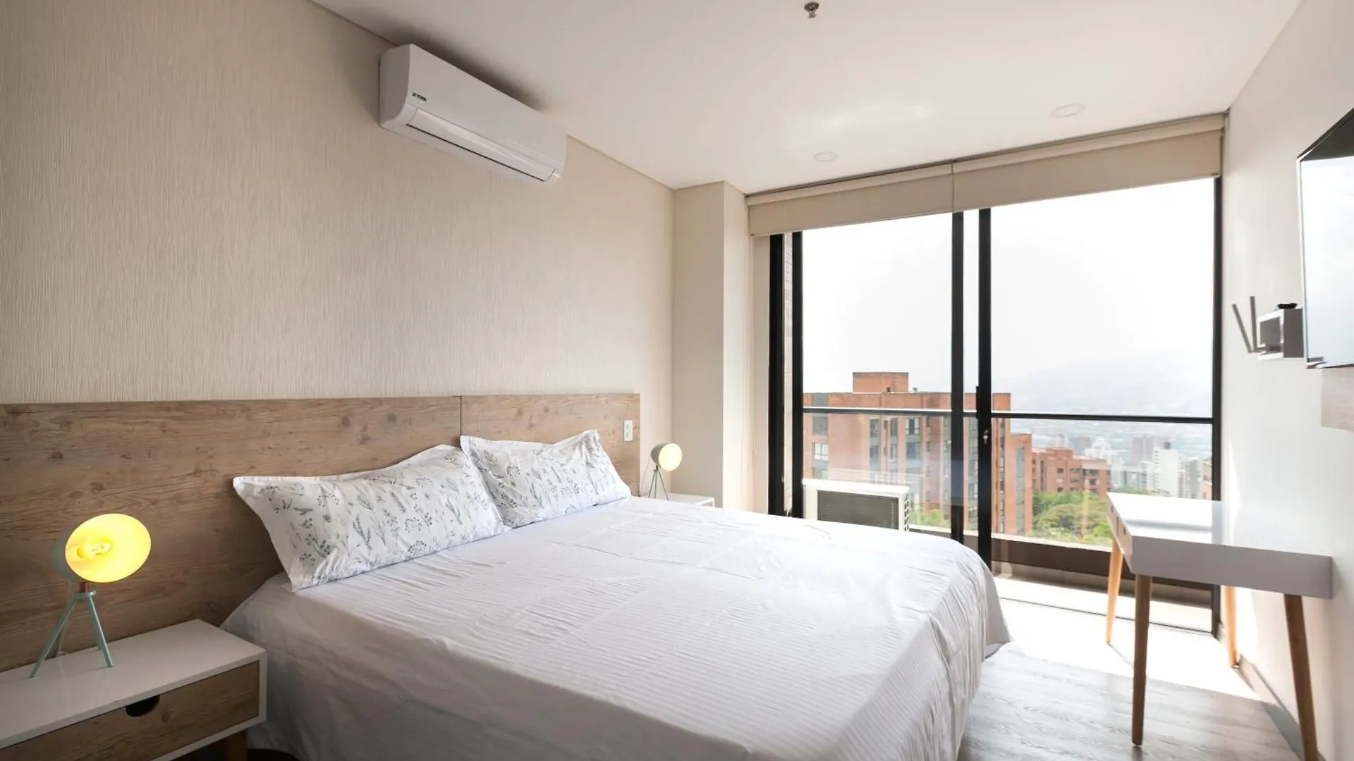 Moderna Y Comoda Suite Gym Y Pool El Poblado 1002 Medellin